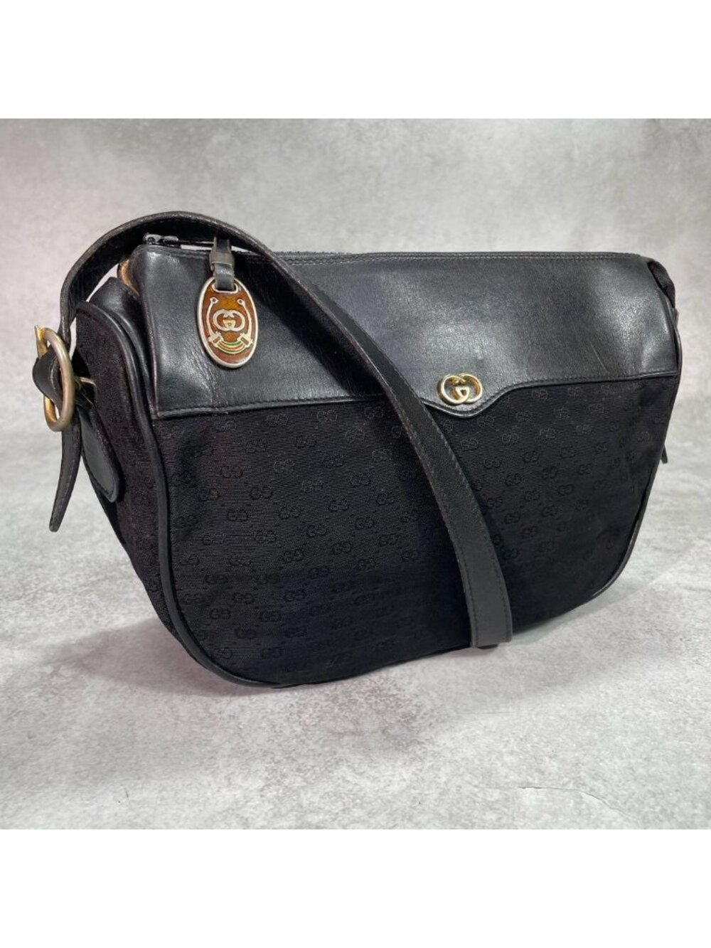 Gucci GG Shoulder Bag Black Leather Gold Logo